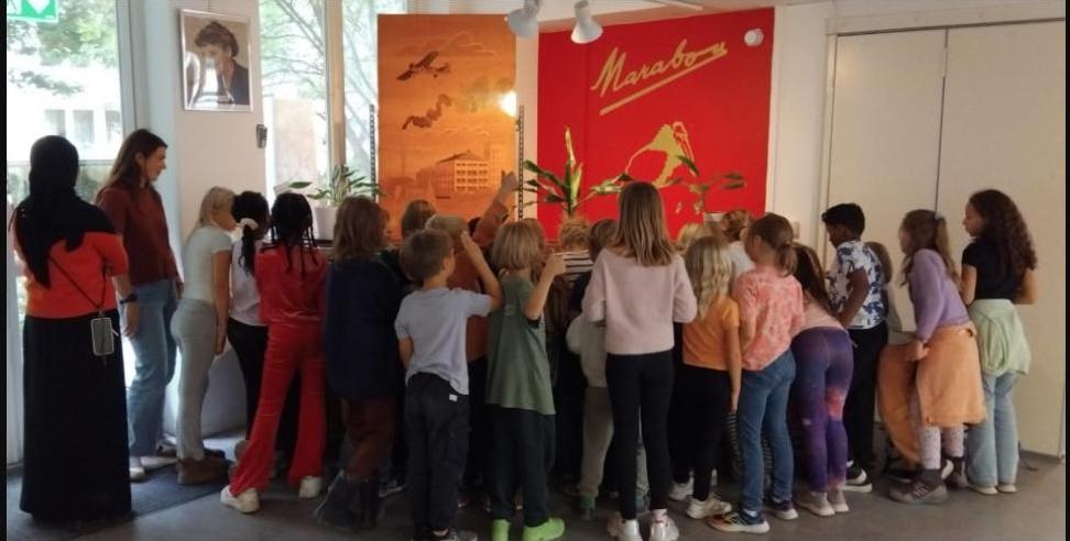 Skolklass på besök på museet